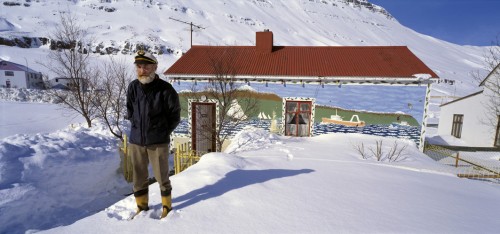 Ásgeir Emilsson fyrir framan heimili sitt. Ljósm. Sigurgeir Sigurjónsson.